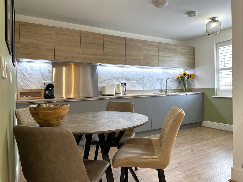 Property photo 2 of 27 Stunning Dining Kitchen 704