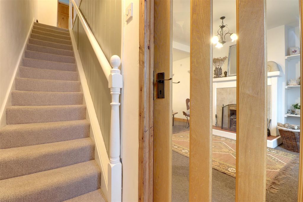 Property photo 2 of 12 Entrance Hall