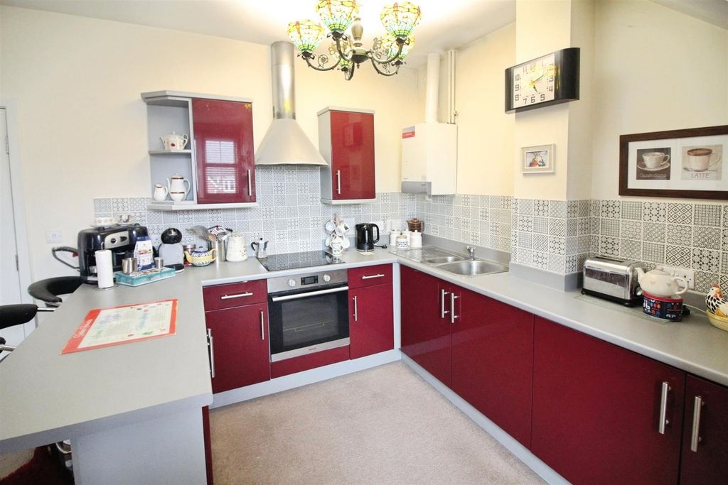 Property photo 3 of 11 Kitchen