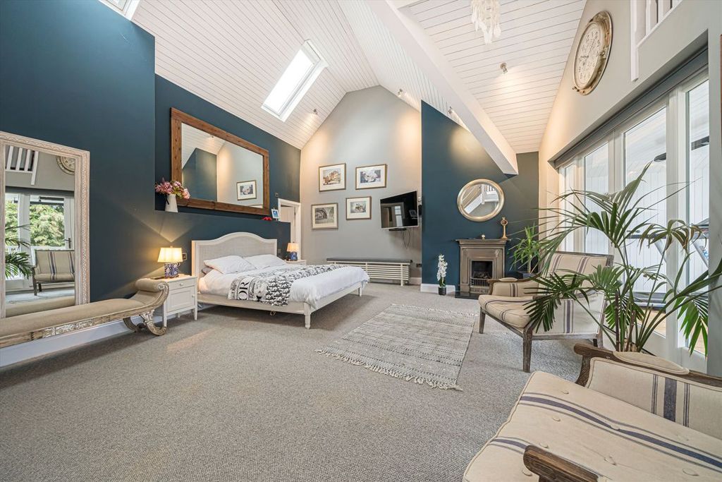 Property photo 3 of 11