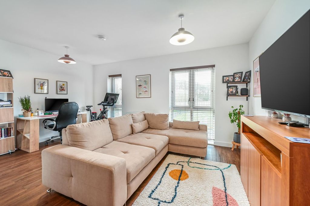 Property photo 3 of 19 Oakenshaw Reach