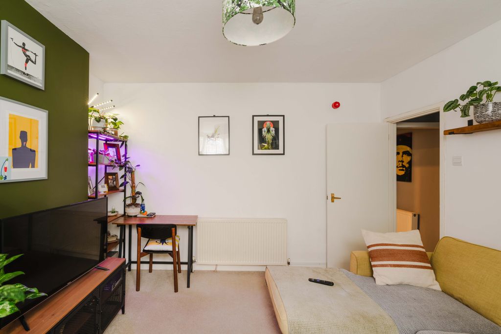 Property photo 3 of 22 Garden Flat - Lounge
