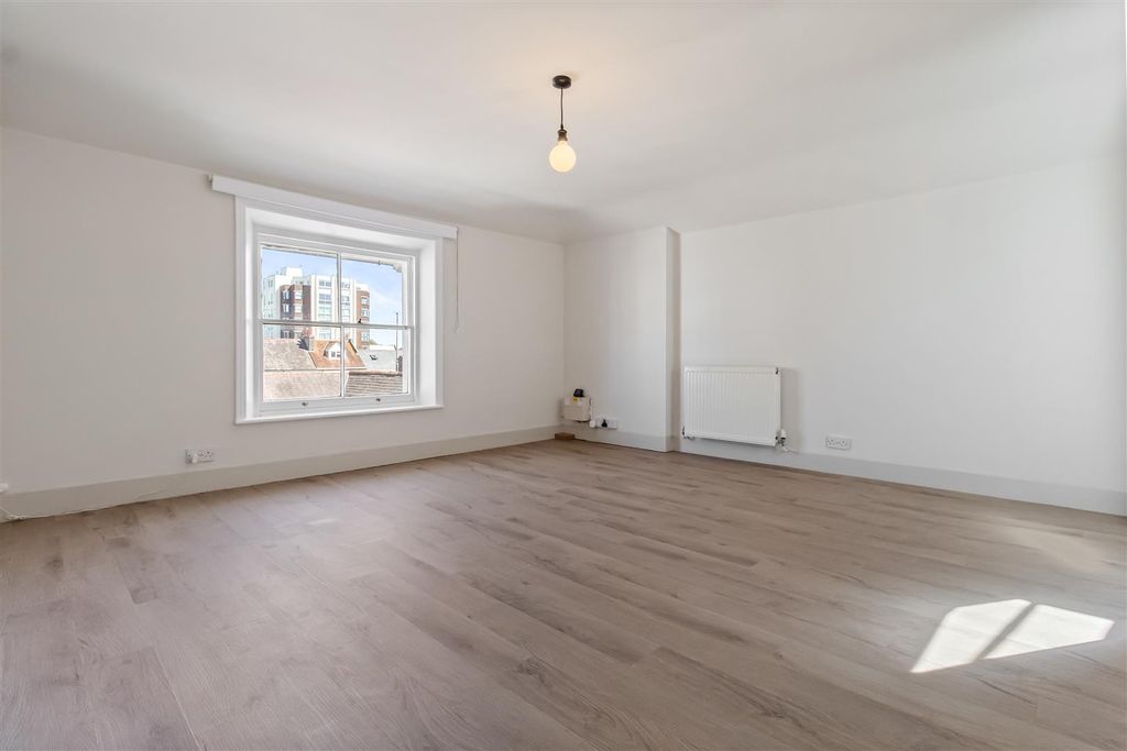 Property photo 2 of 9 4, 24 Grafton Road-001.Jpg