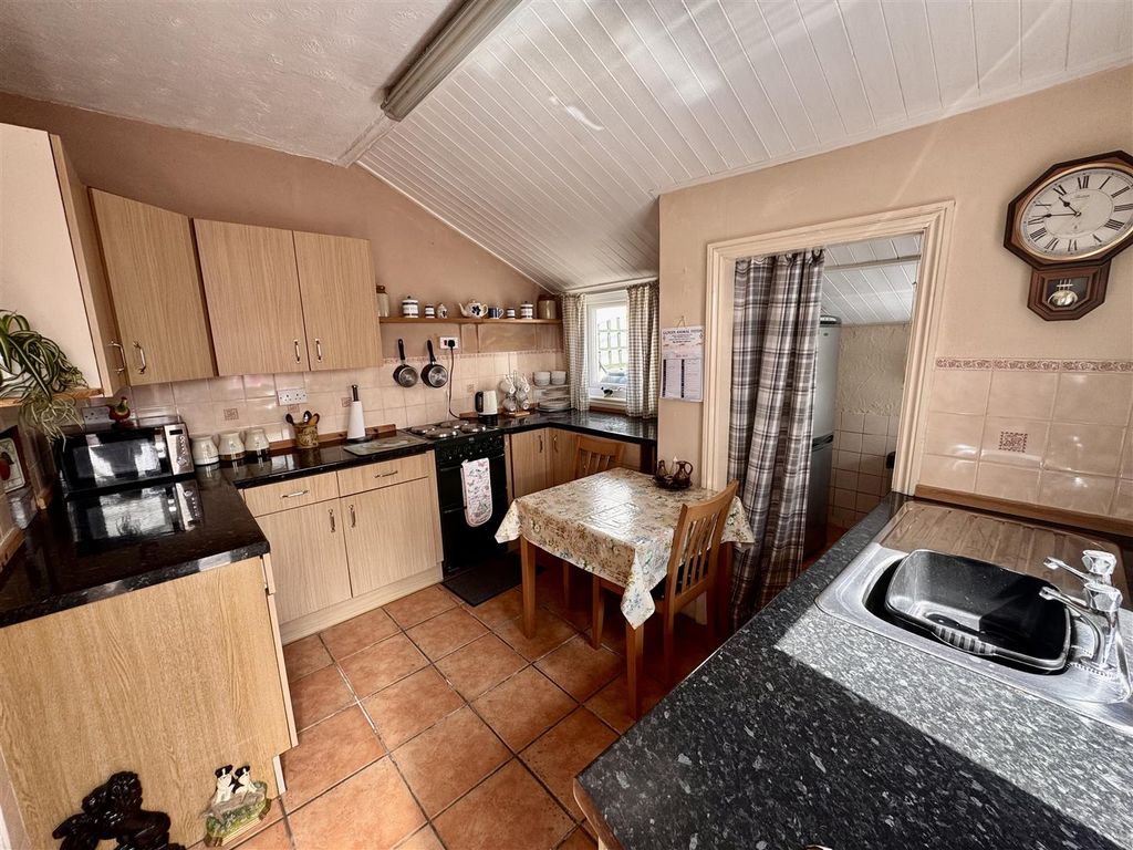 Property photo 3 of 12 Kitchen