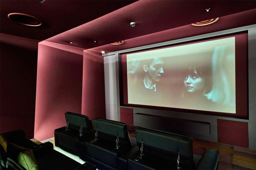 Property photo 3 of 16 Waterhouse Gardens