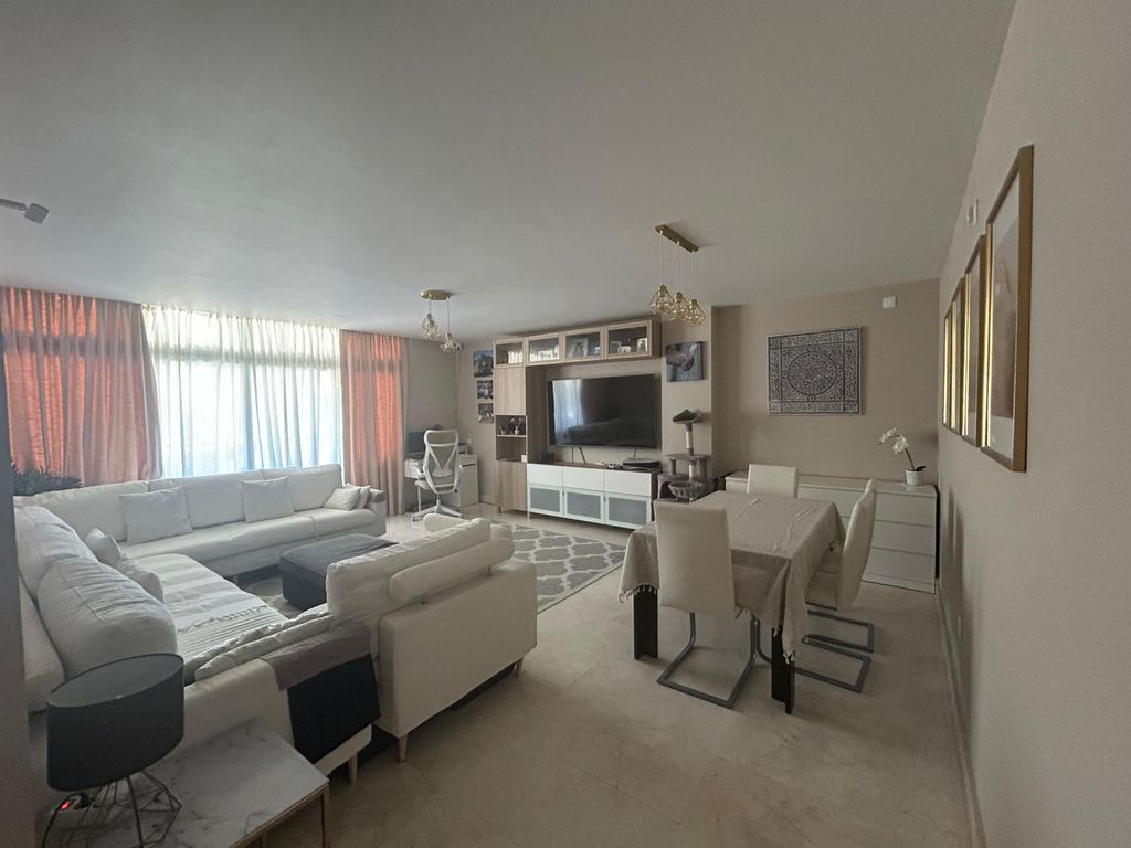Property photo 2 of 40