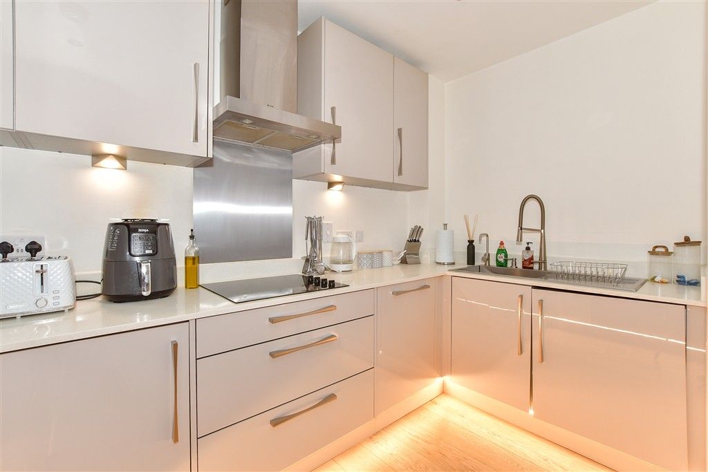 Property photo 2 of 10 Lounge/Kitchen