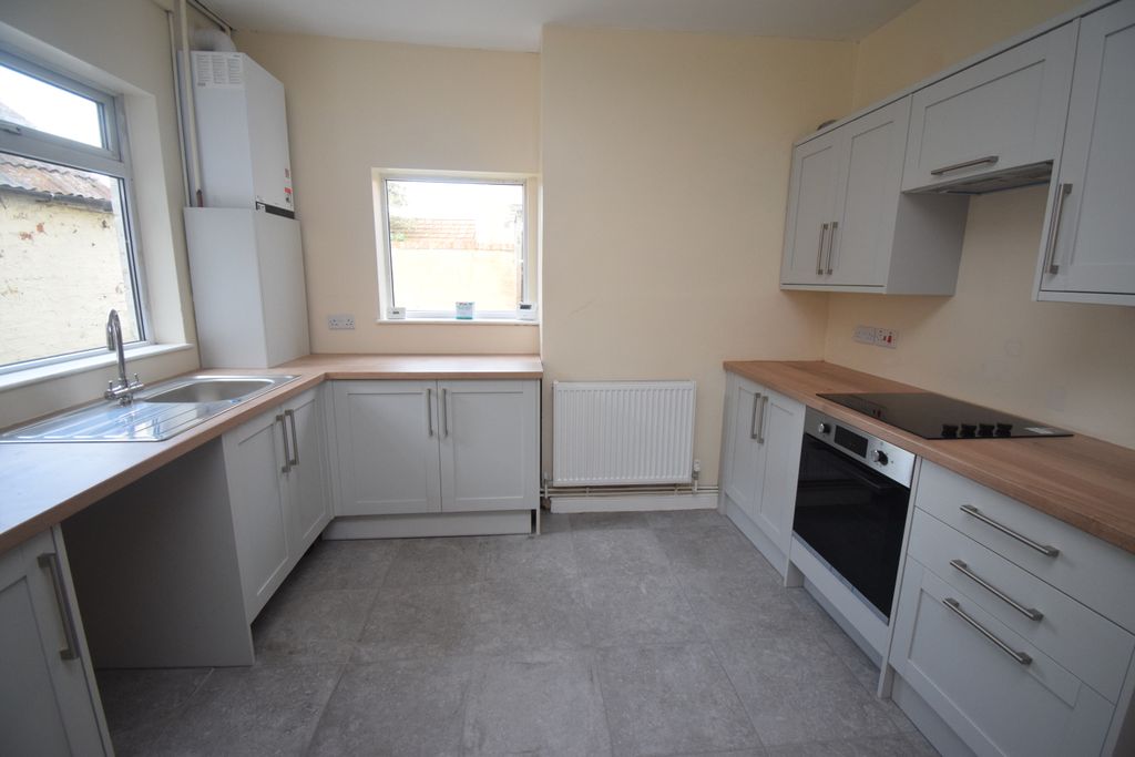 Property photo 3 of 10 Kitchen