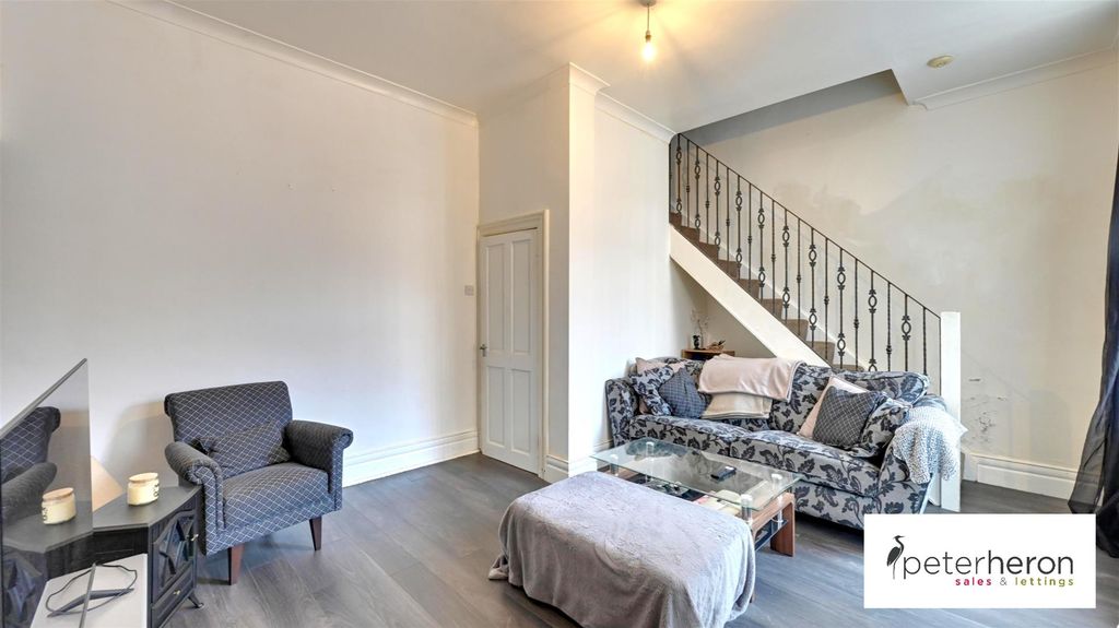 Property photo 3 of 9 Lounge