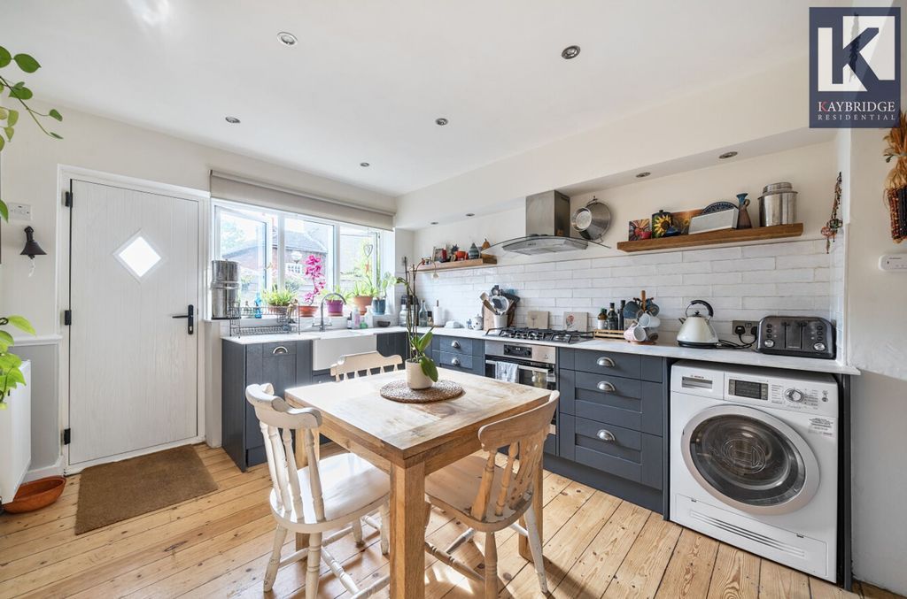 Property photo 3 of 17 Ernest Cottages Kingston Road, Epsom - Kt17 2Ds
