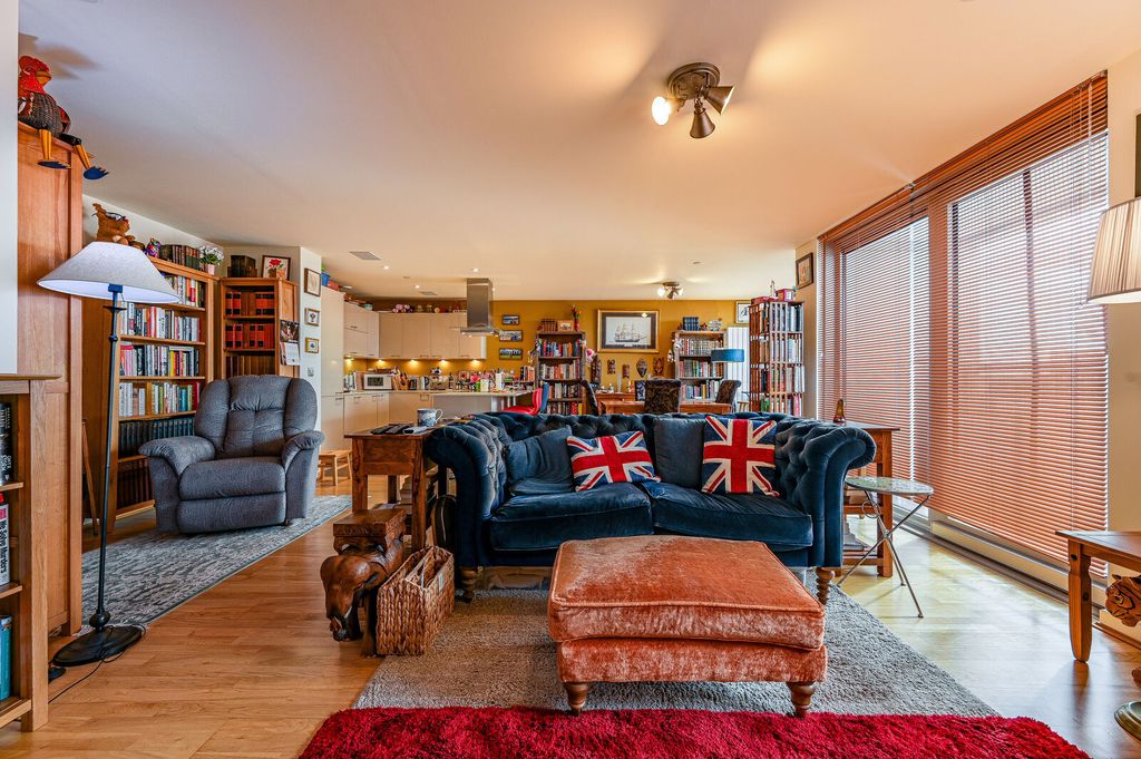 Property photo 2 of 25