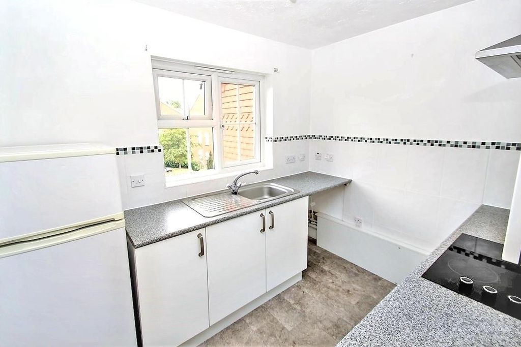 Property photo 2 of 8 Kitchen