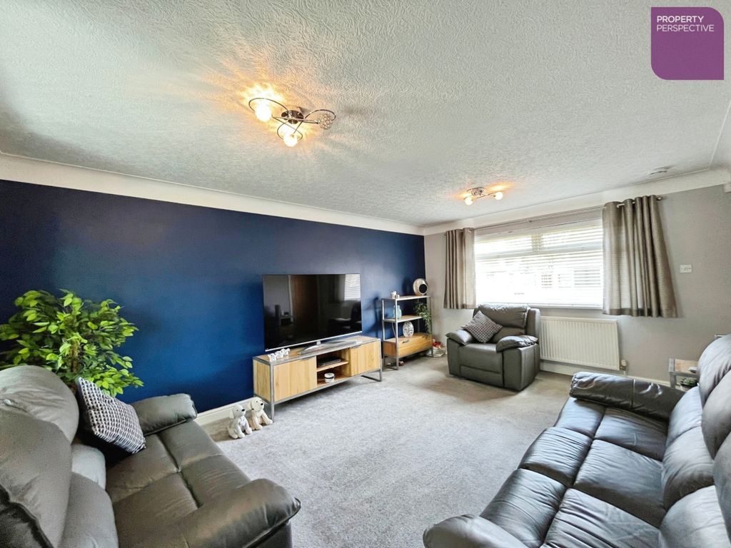 Property photo 3 of 18 Living Room