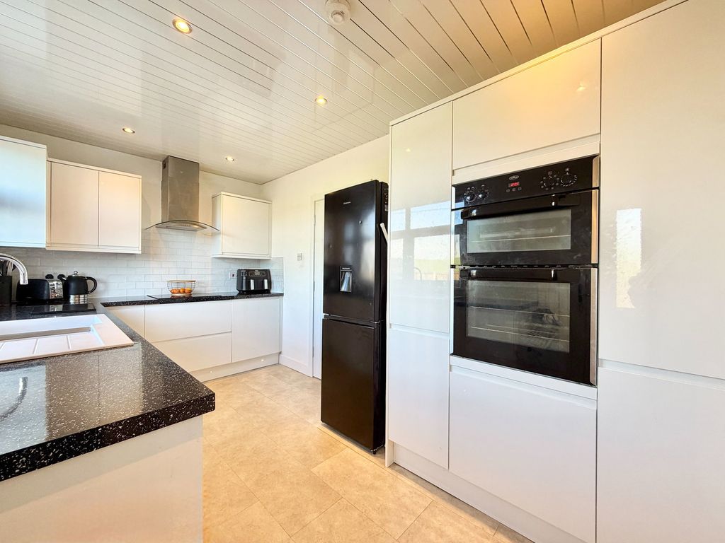 Property photo 3 of 28