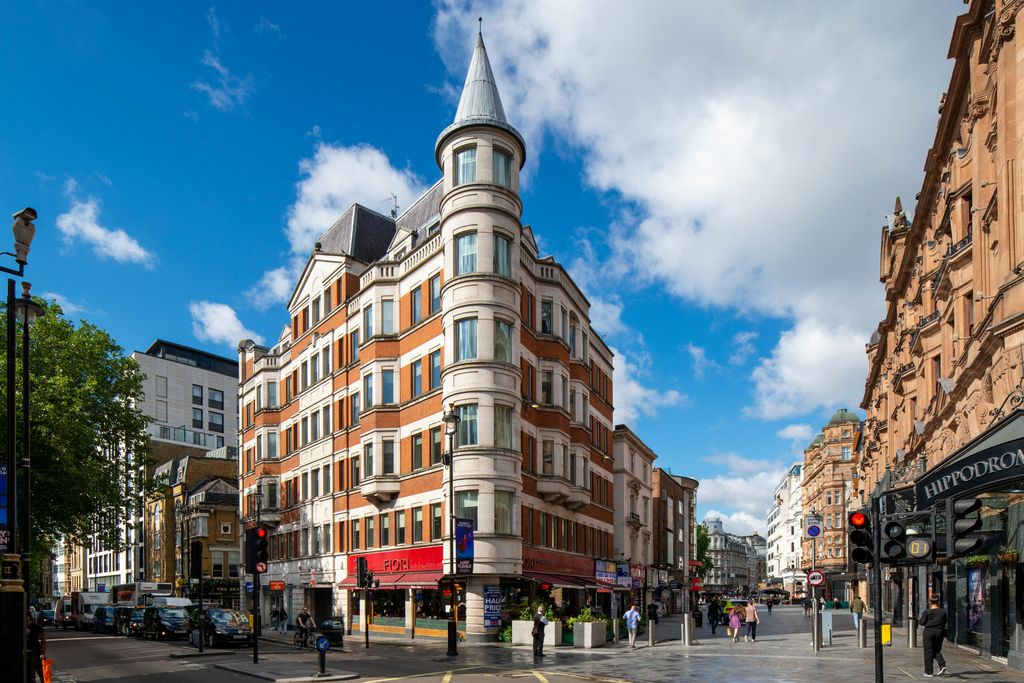 Property photo 1 of 10 39 Charing Cross Road