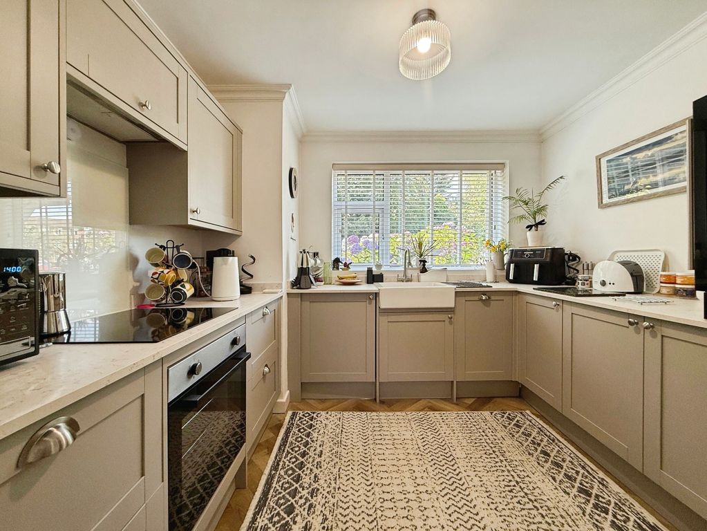 Property photo 3 of 17 Kitchen