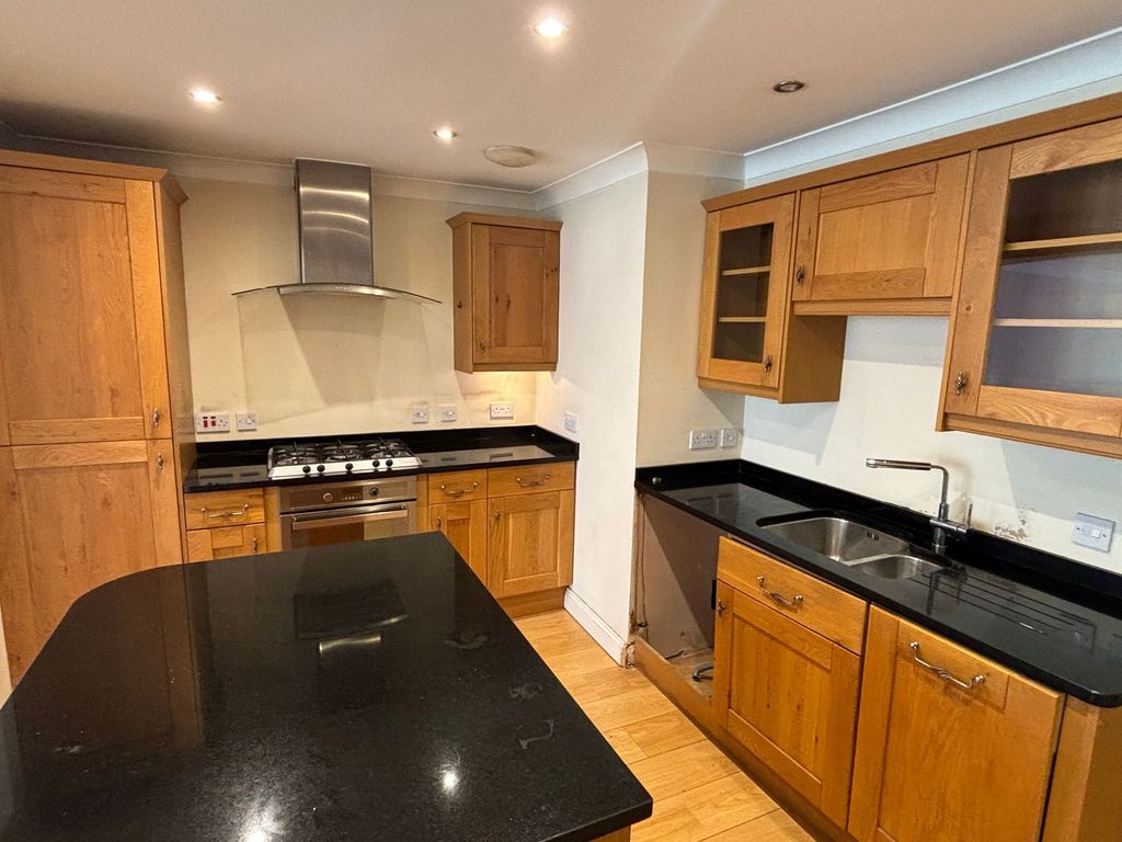 Property photo 3 of 8 Kitchen