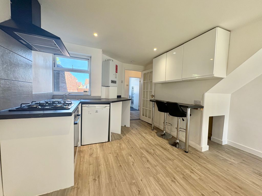 Property photo 2 of 8 Kitchen