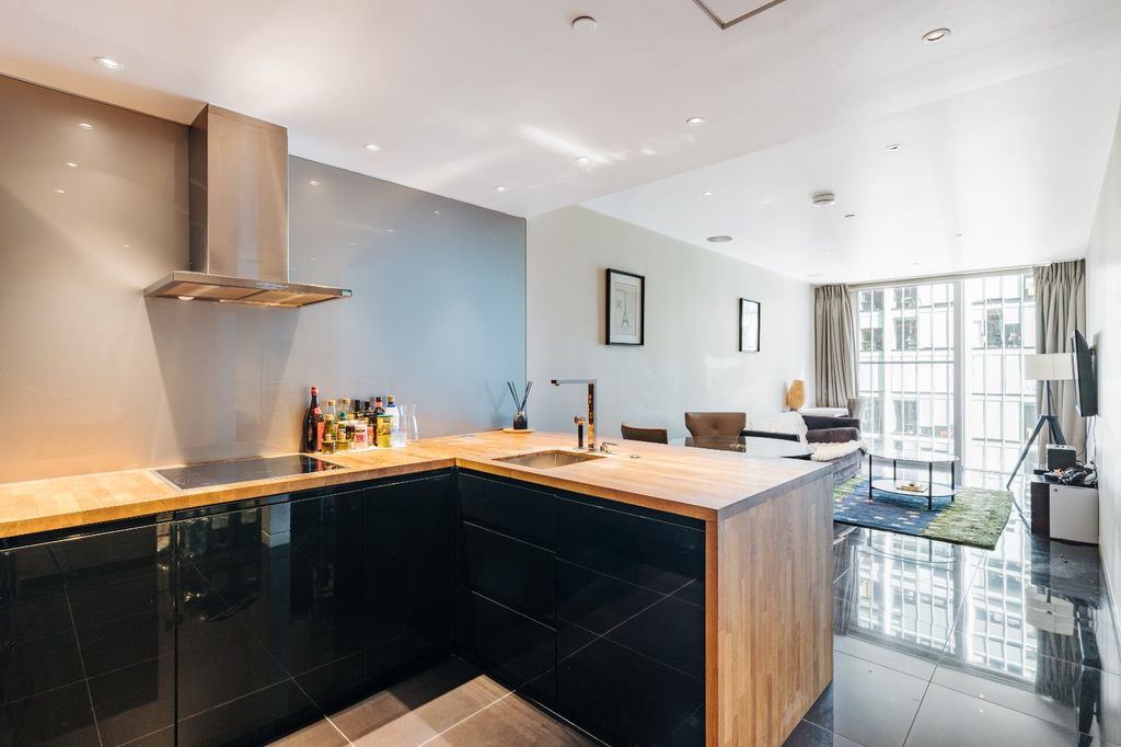 Property photo 3 of 15 Reception/Kitchen