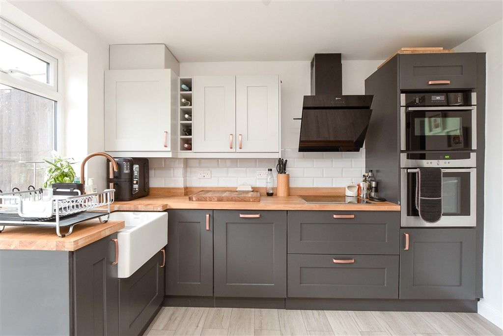 Property photo 3 of 26 Kitchen