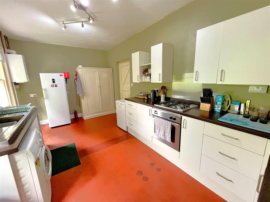 Property photo 3 of 14 Kitchen