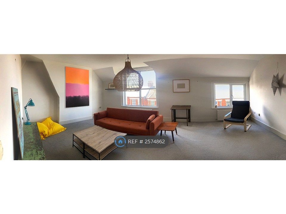 Property photo 1 of 21 Lounge