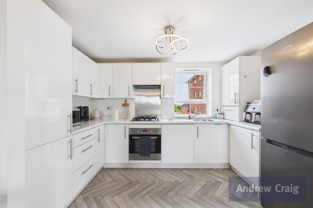 Property photo 3 of 12 Kitchen