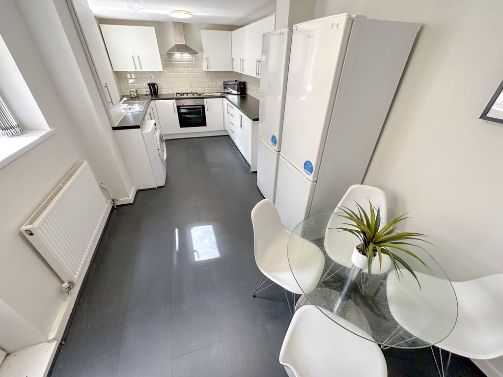 Property photo 2 of 12 8