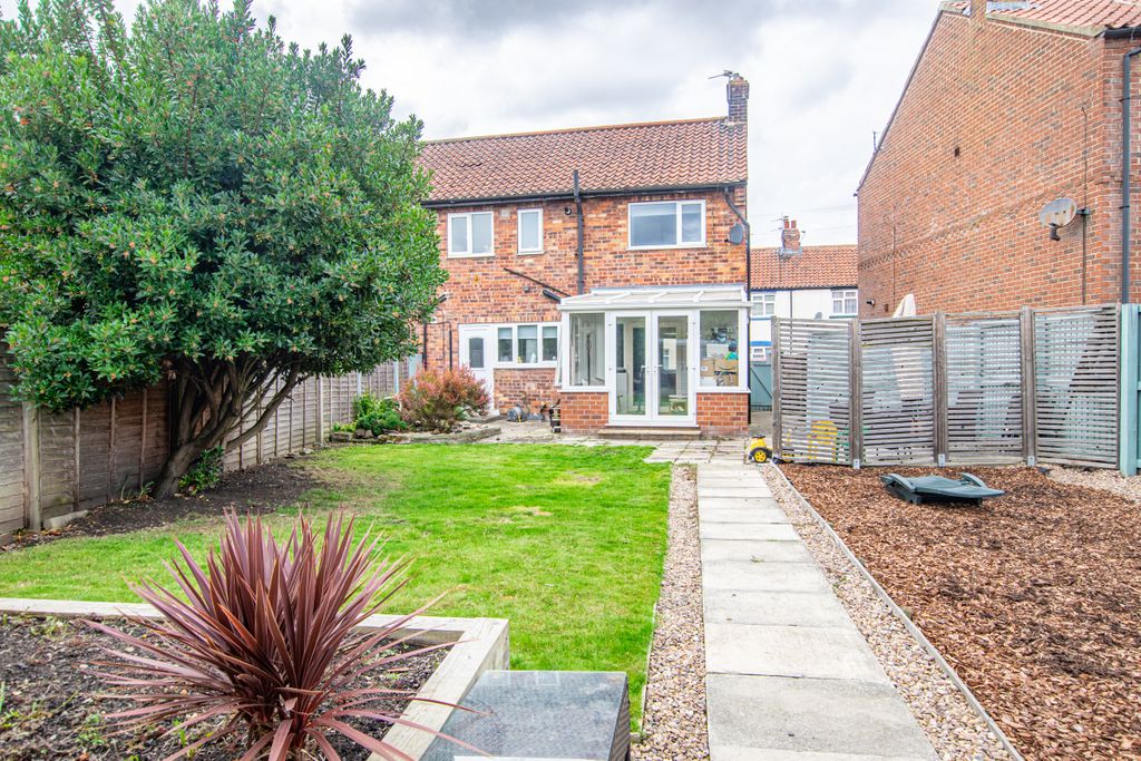 Property photo 3 of 21 Outside4