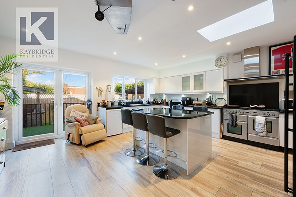 Property photo 1 of 16 Stoneleigh, Ewell By Pass, Epsom