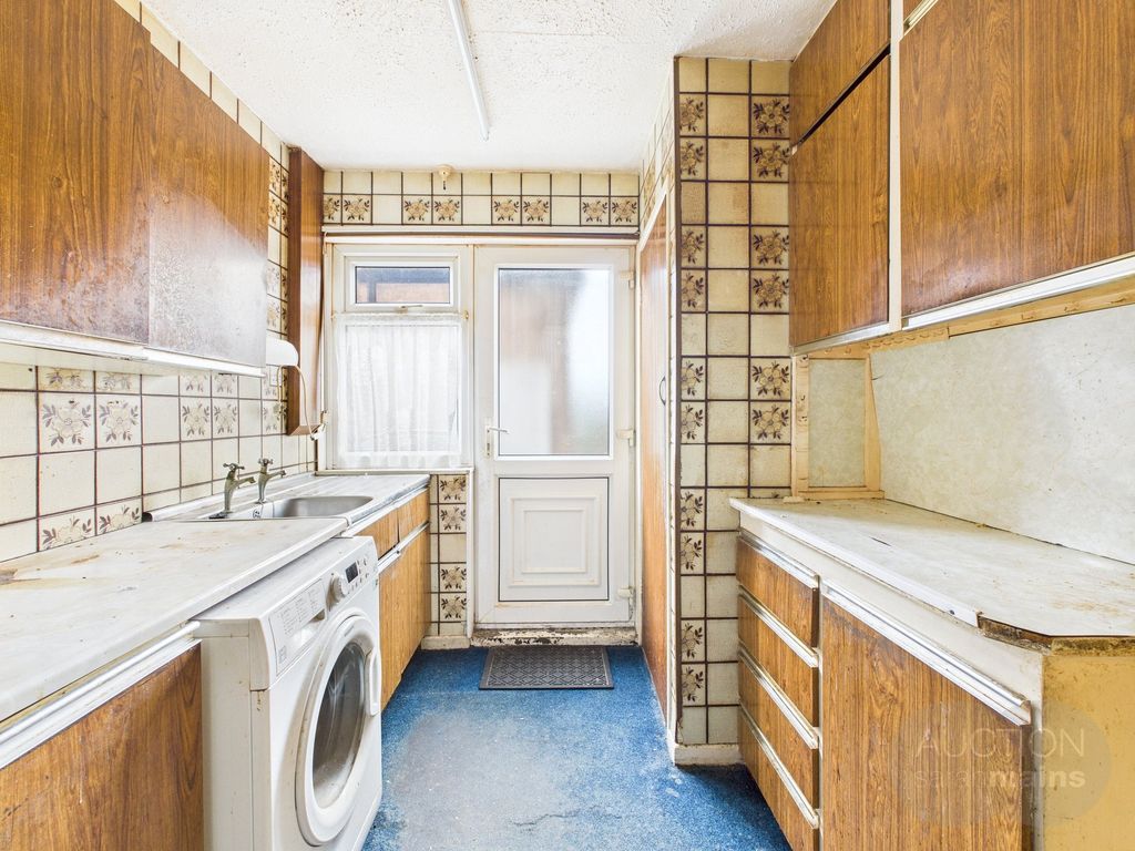 Property photo 2 of 8 Kitchen