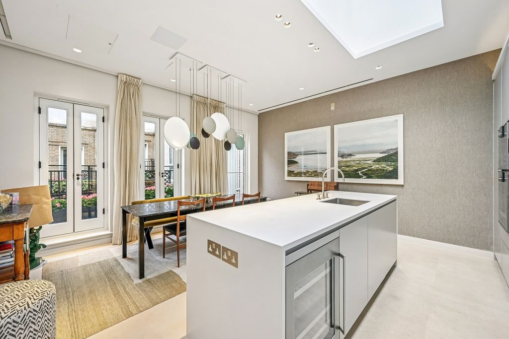 Property photo 2 of 17 Mews House 2, 7 C...