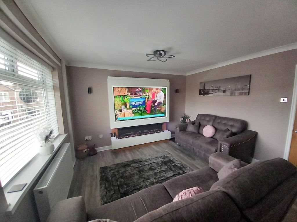 Property photo 2 of 19 Lounge