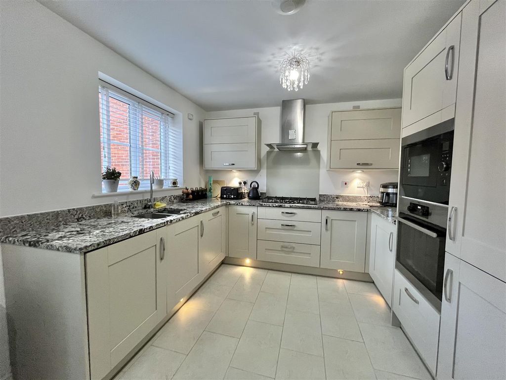 Property photo 3 of 18 Breakfast Kitchen