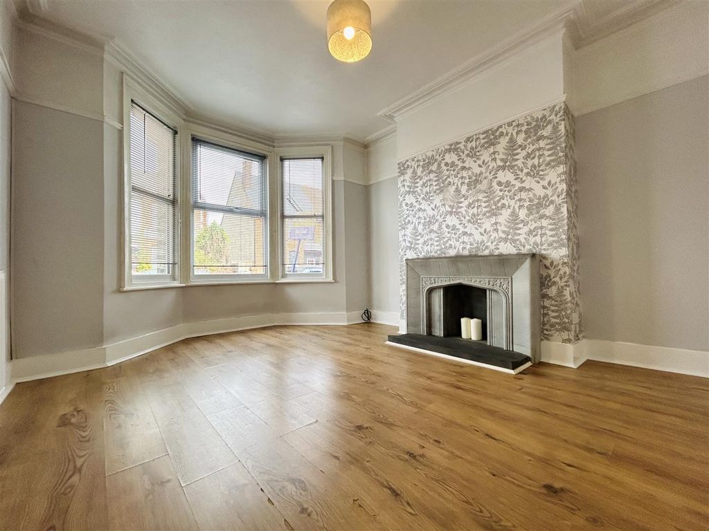 Property photo 3 of 13 Lounge