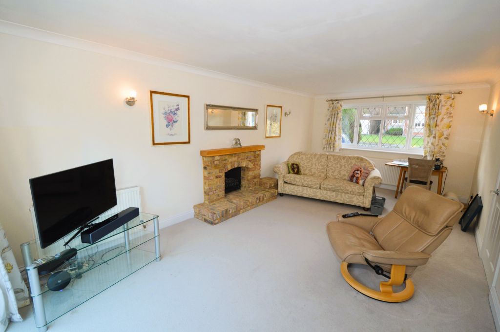 Property photo 3 of 21 Lounge