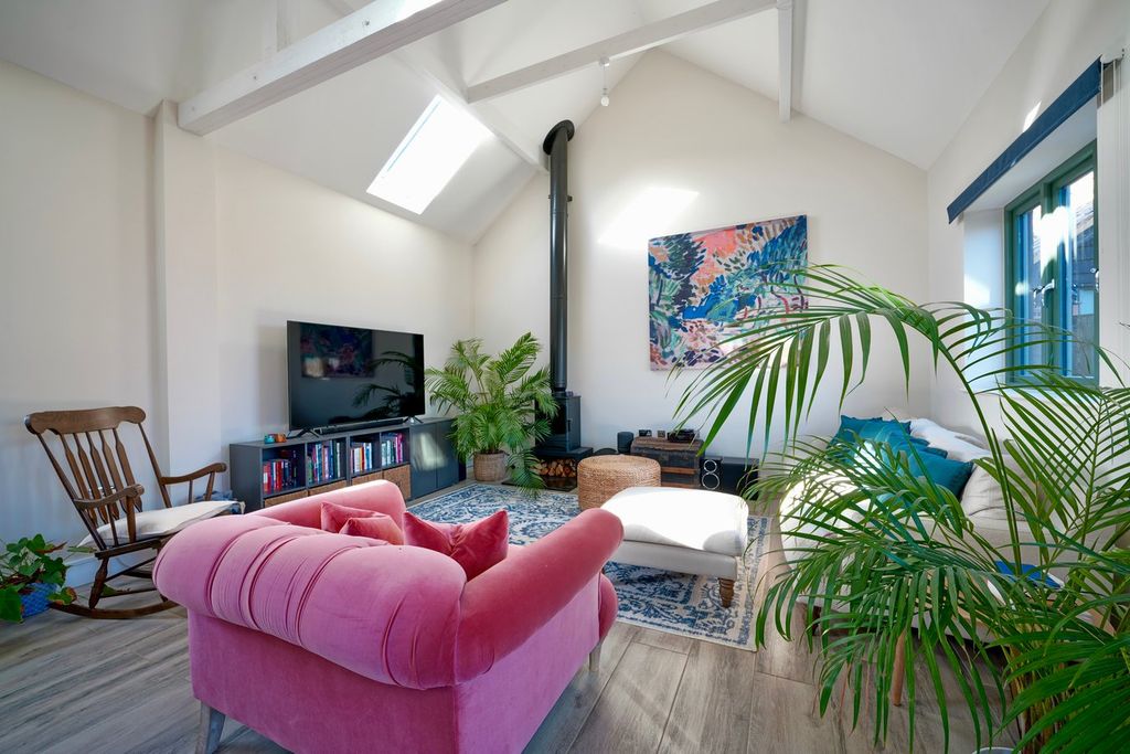 Property photo 2 of 21