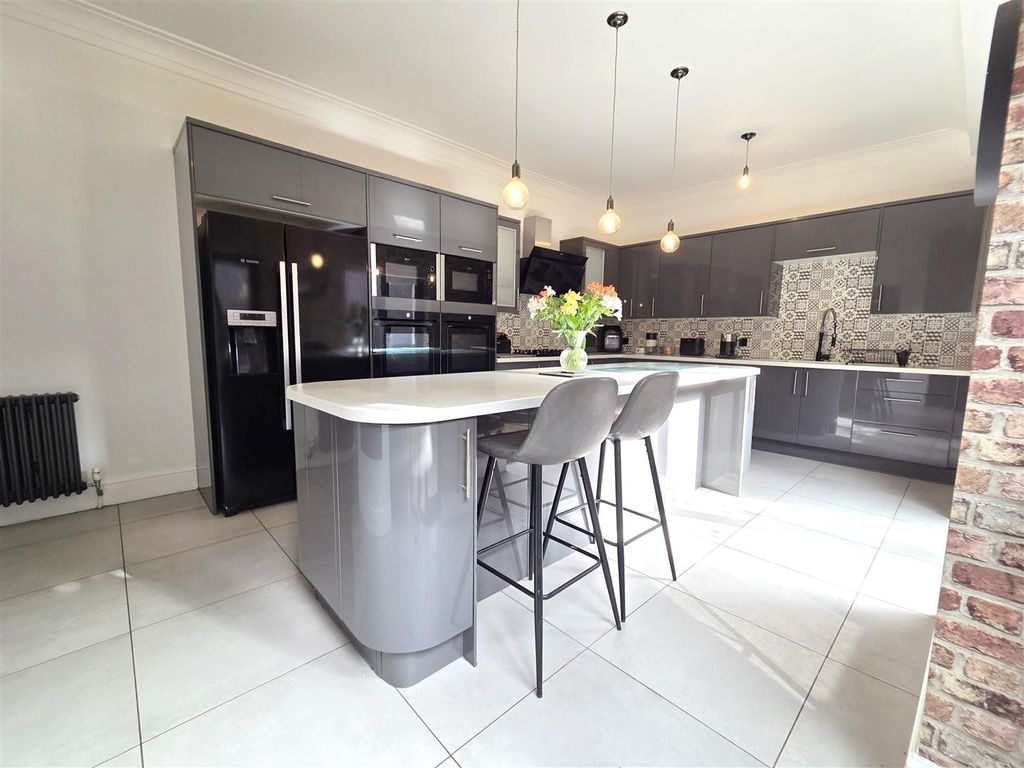Property photo 2 of 19 Kitchen