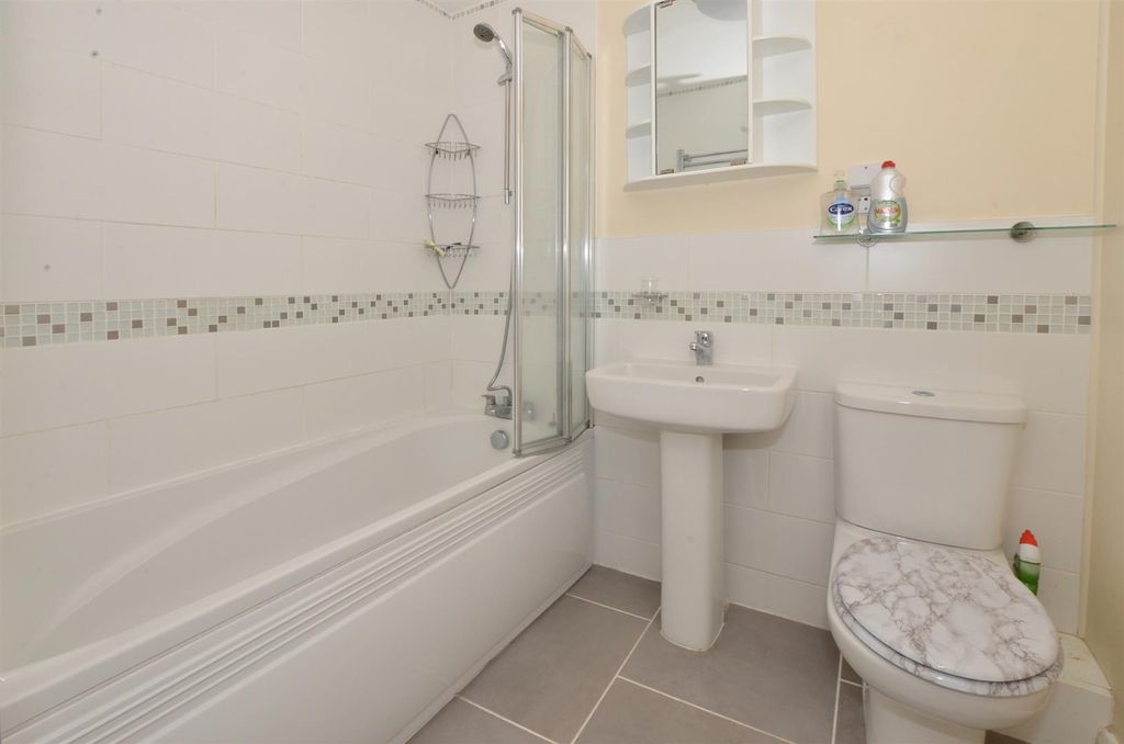 Property photo 3 of 10 9 Brimlands - Bathroom.Jpg