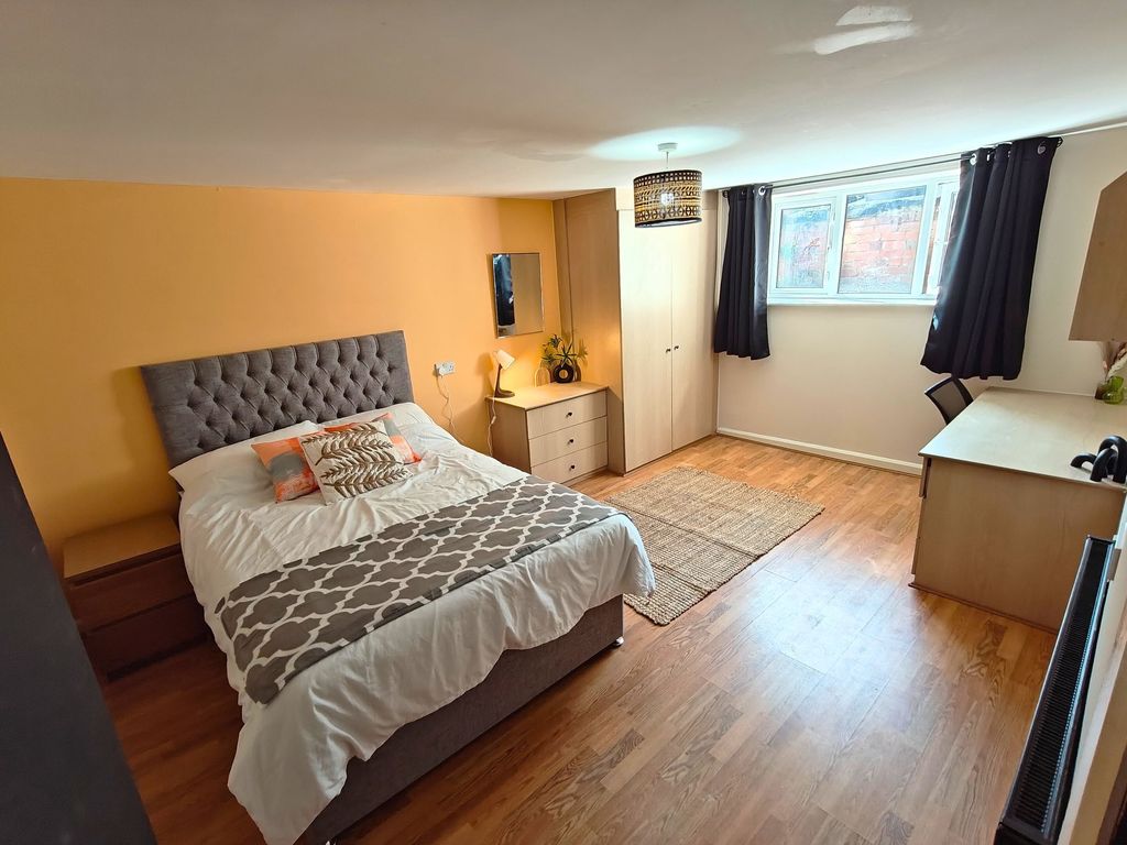 Property photo 2 of 32 Bright, Well-Presented Bedroom With A Comfortable ...