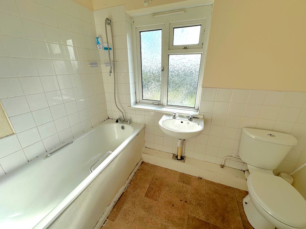 Property photo 2 of 7 Bathroom
