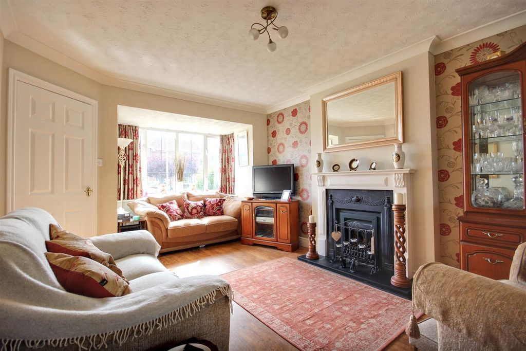 Property photo 2 of 18 Rowan Avenue (1).Jpg