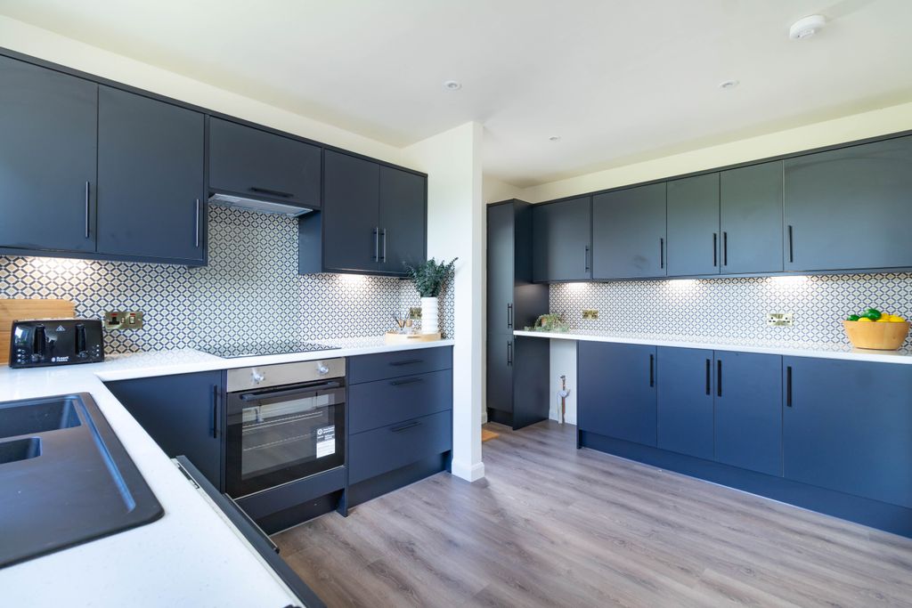 Property photo 3 of 26 Dining Kitchen