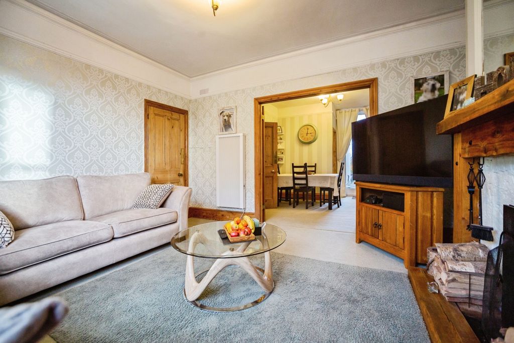 Property photo 3 of 20 Lounge