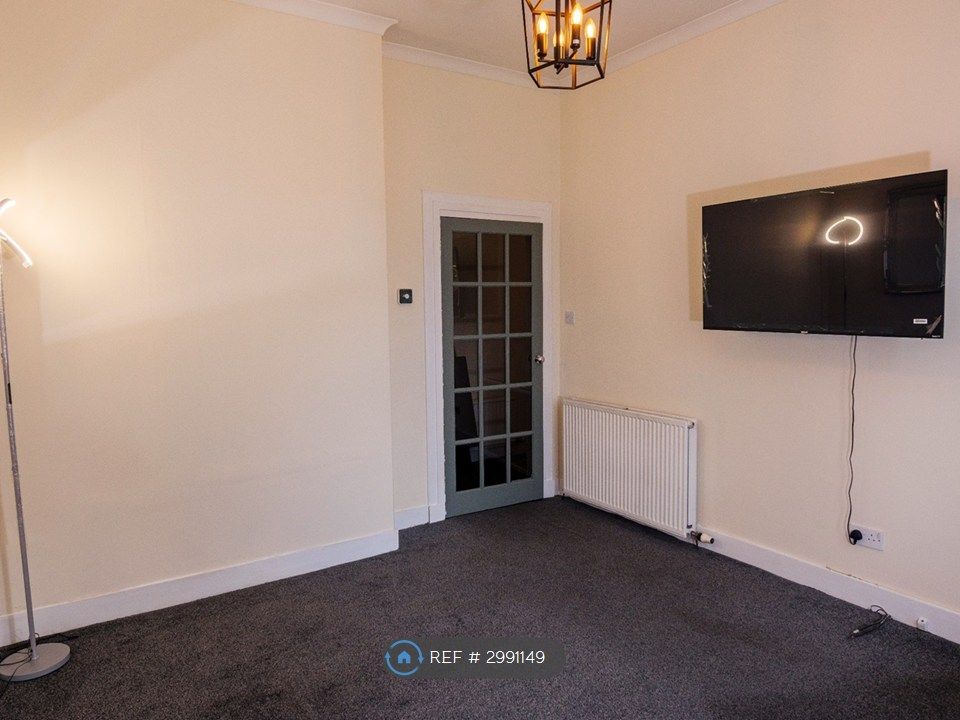 Property photo 3 of 20 Large Living Room With Large Tv