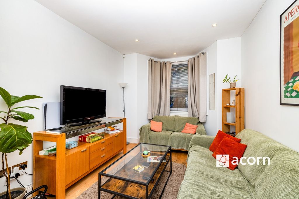 Property photo 2 of 16 Living Room (2)