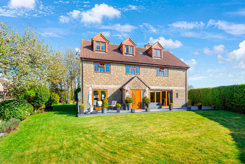 Property photo 1 of 32