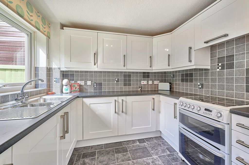 Property photo 3 of 16 Fitted Kitchen