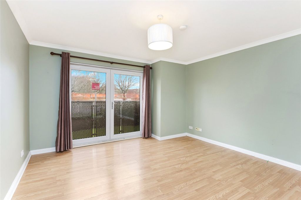 Property photo 3 of 16 Lounge