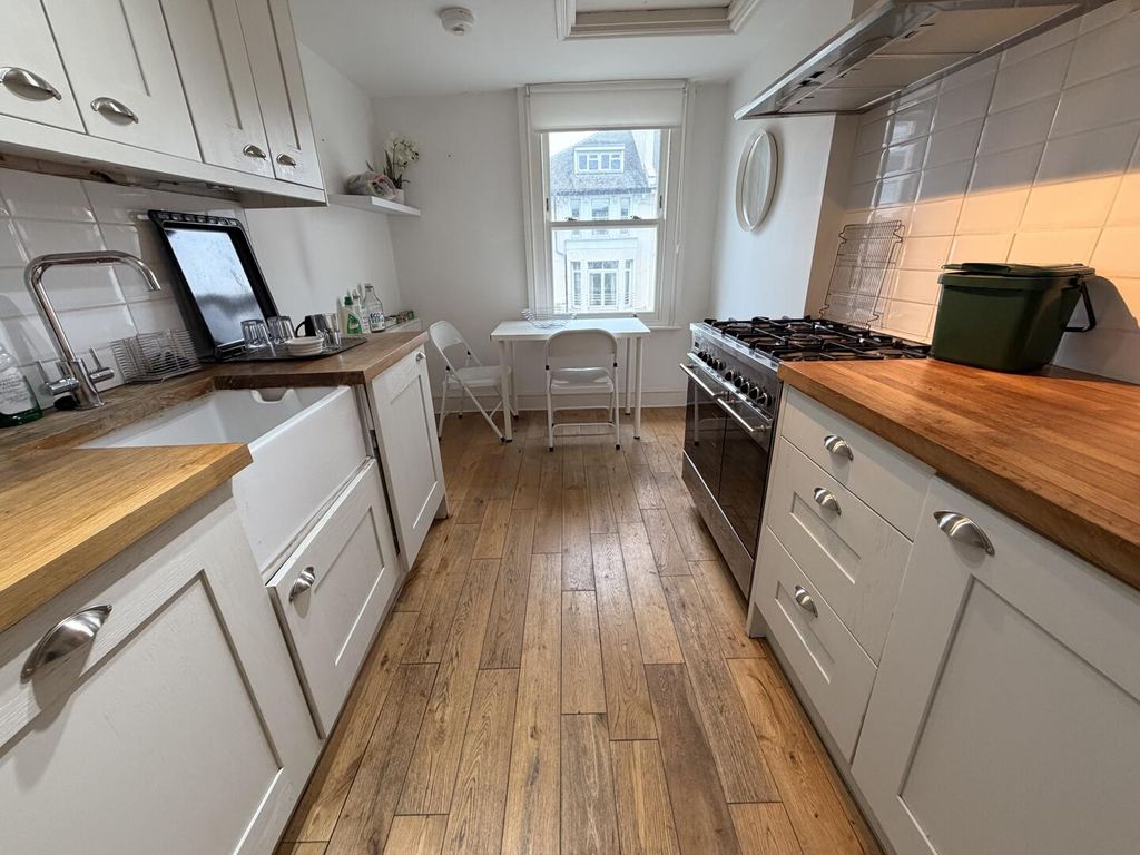 Property photo 3 of 11 Kitchen